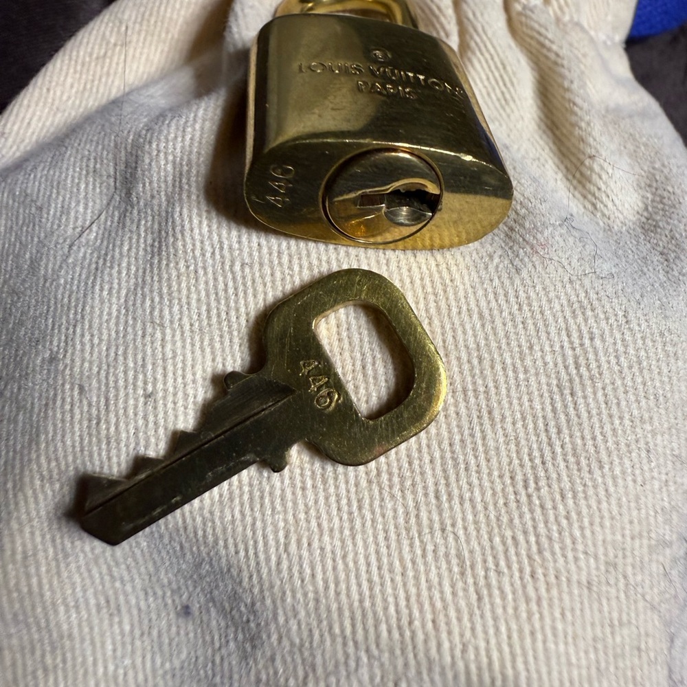 LV Lock & Key 🔐 #446 - Picture 3 of 5